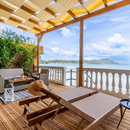 Nikos Seaside Apartment *